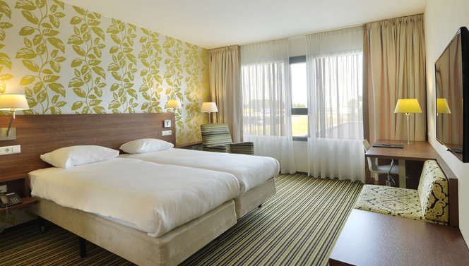 Atrium room twin bed
